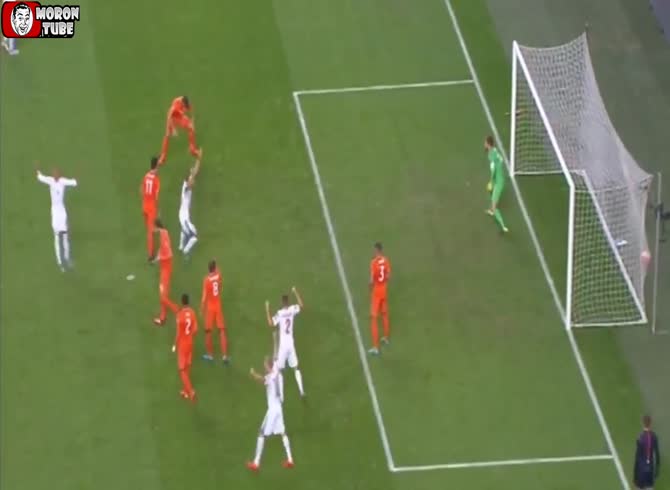 Video :Robin van Persie's monumental blunder in a decisive match